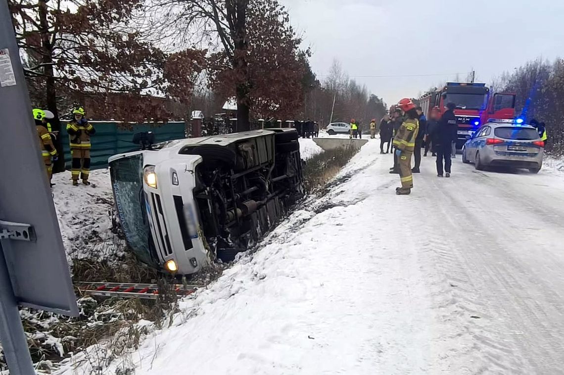 Wypadek busa koło Mielca. Czworo dzieci trafiło do szpitala