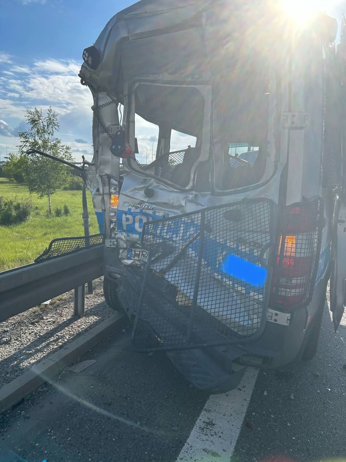 Wypadek ciężarówki i policyjnego busa na A4 pod Rzeszowem. Ranni policjanci!