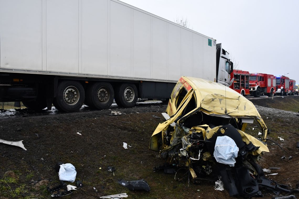 Wypadek drogowy z udziałem trzech pojazdów na drodze krajowej nr 73