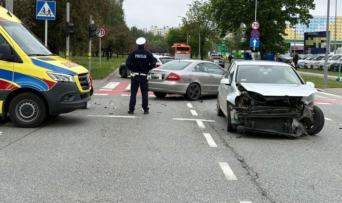 Wypadek na al. Rejtana w Rzeszowie. Zignorowała czerwone światło, dwie osoby w szpitalu!