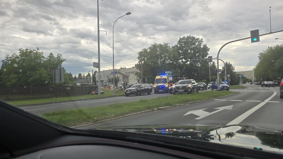 Wypadek na Niepodległości w Rzeszowie z udziałem motocyklisty i rowerzysty [ZDJĘCIA]
