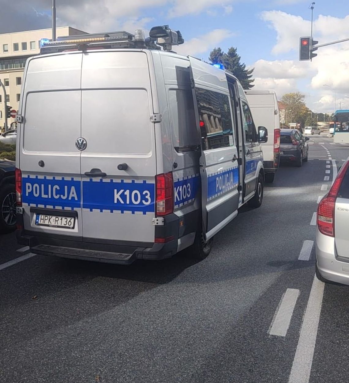 Wypadek na Rondzie Dmowskiego w Rzeszowie. Kobieta trafiła do szpitala Wypadek na Rondzie Dmowskiego w Rzeszowie. Kobieta trafiła do szpitala
