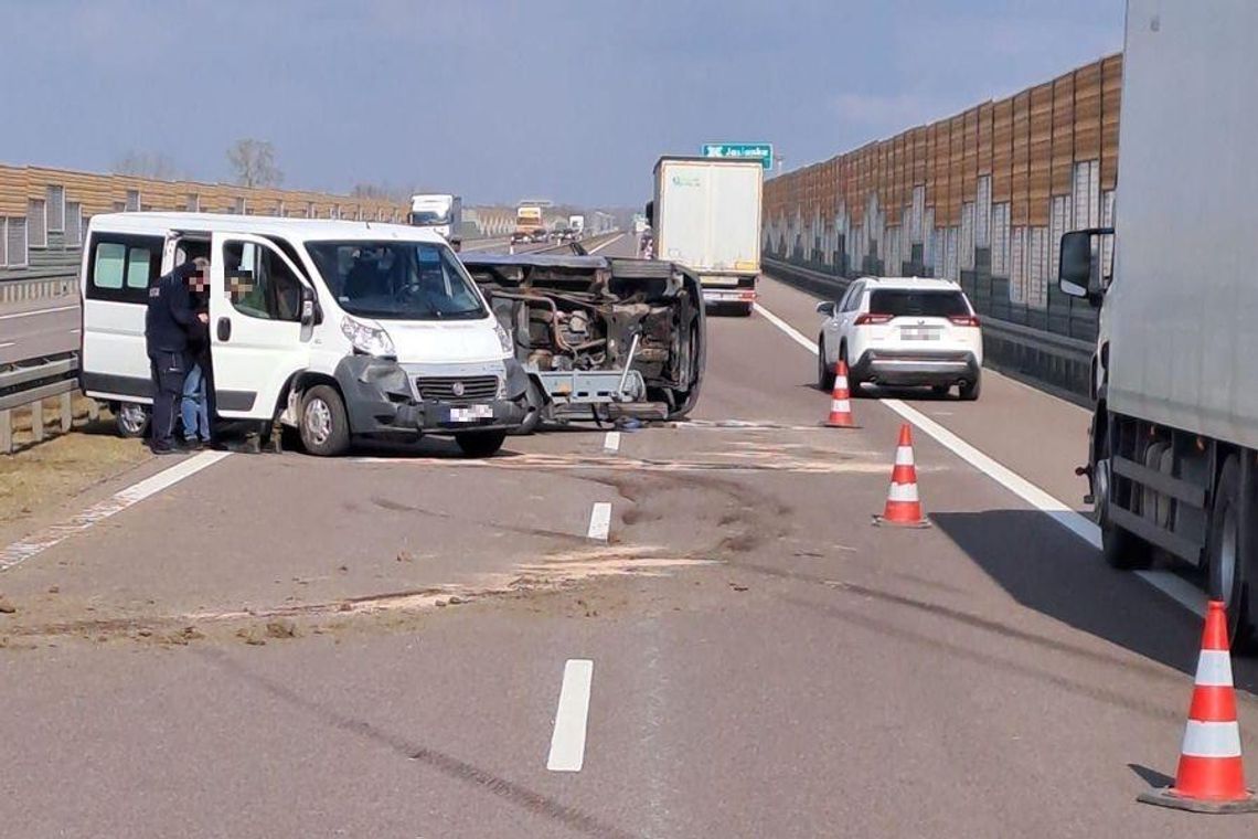 Wypadek na S19 w Terliczce. Bus wjechał w barierki