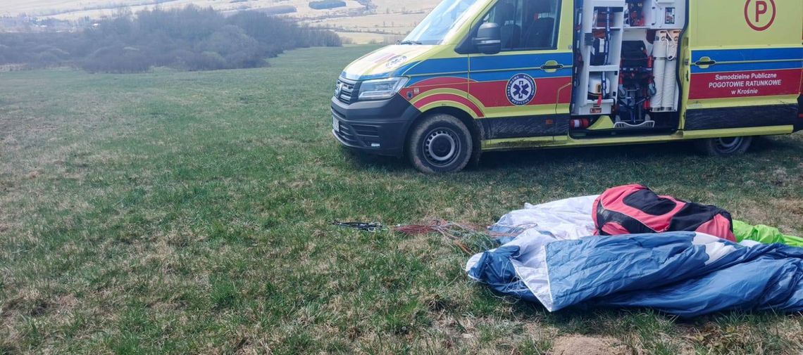 Wypadek paralotniarza w Mszanie. Na miejscu interweniowały służby ratunkowe