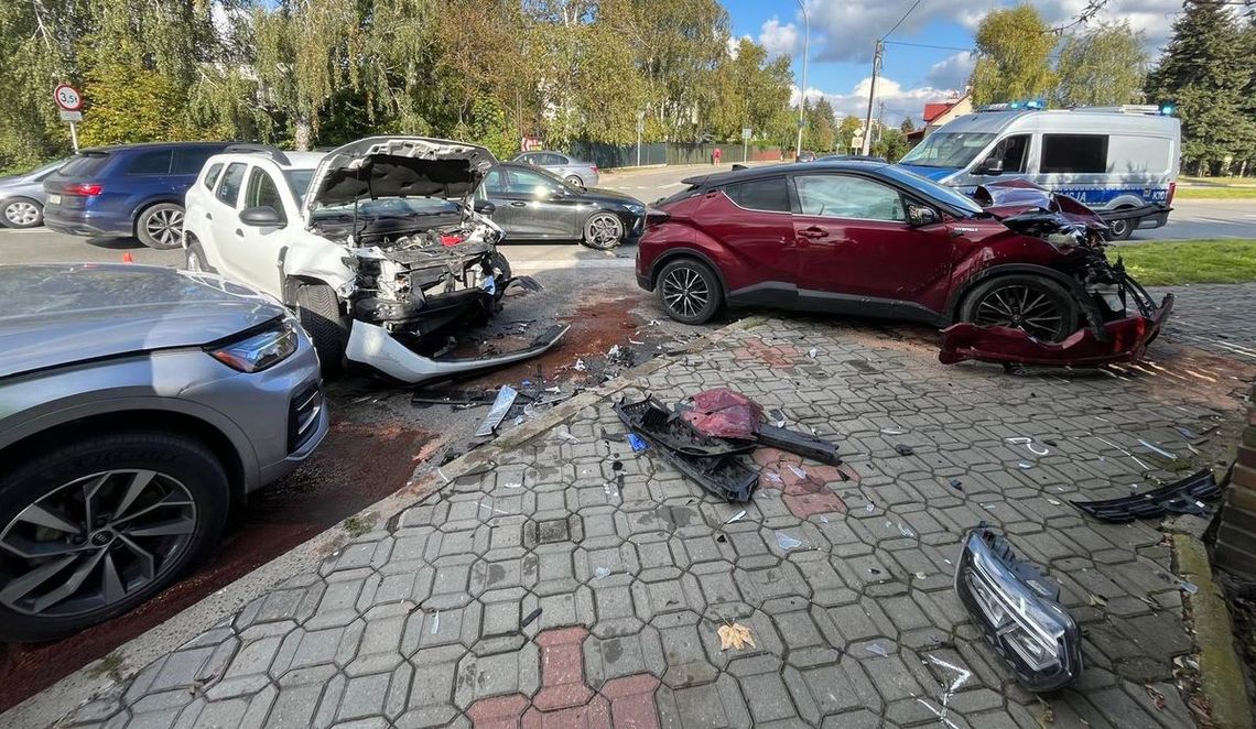 Wypadek trzech aut w Rzeszowie. Dwie osoby w szpitalu