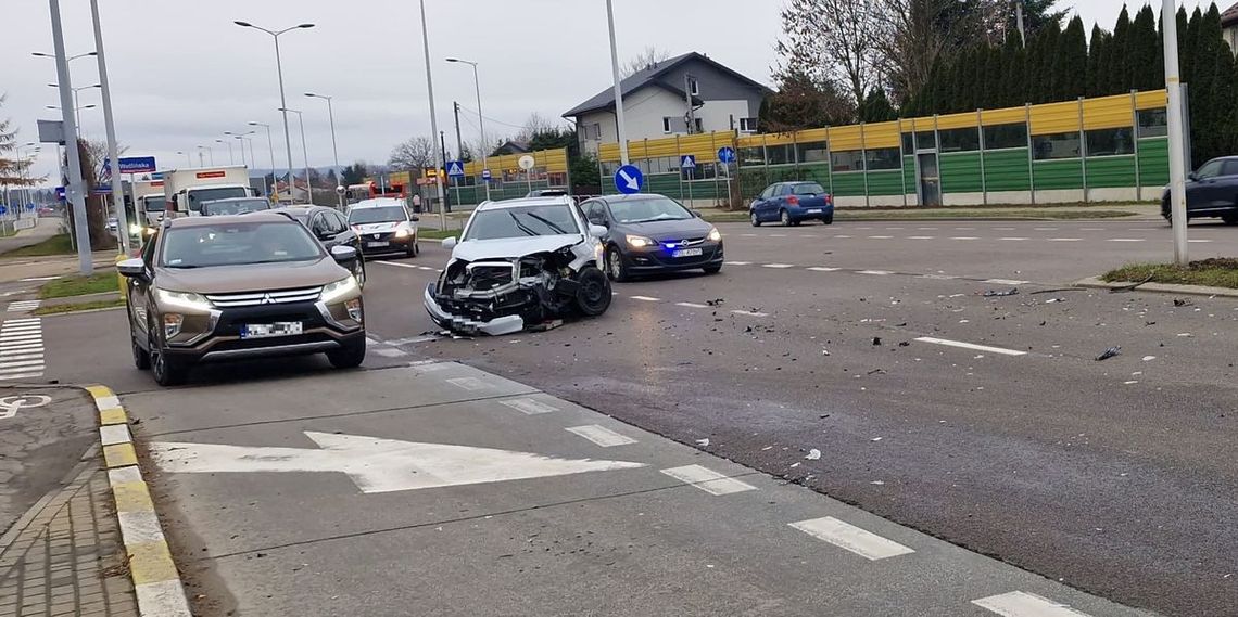 Wypadek trzech samochodów w Rzeszowie. Dwie osoby ranne