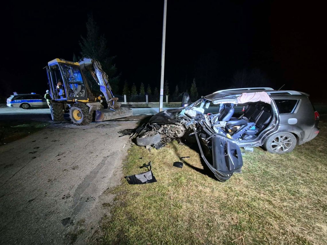 Wypadek w Błoniu – zderzenie samochodu osobowego z koparką. Jedna osoba poszkodowana