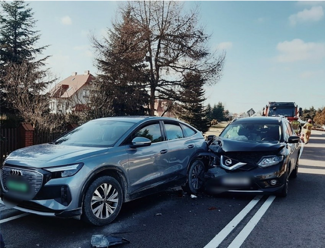 Wypadek w Gniewczynie Trynieckiej. Trzy samochody rozbite, w tym elektryczne audi