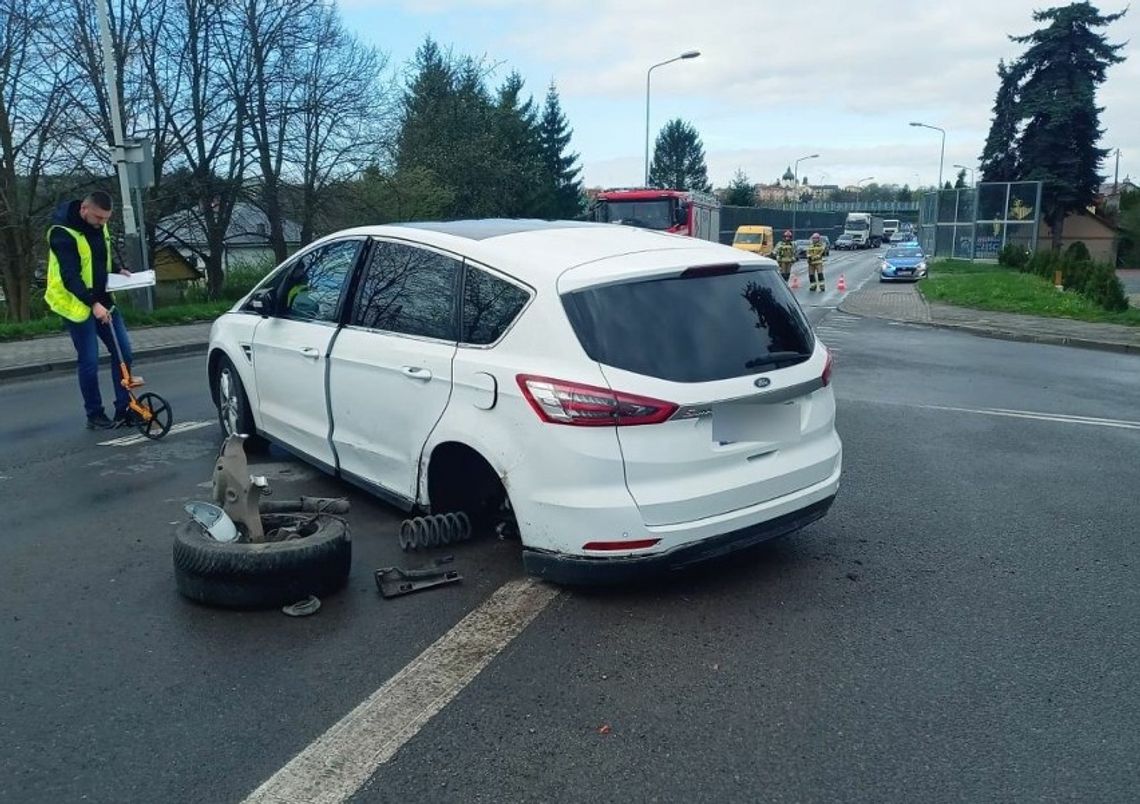 Wypadek w Jarosławiu, starszy mężczyzna zasłabł za kierownicą wpadając w samochód jadący z naprzeciwka