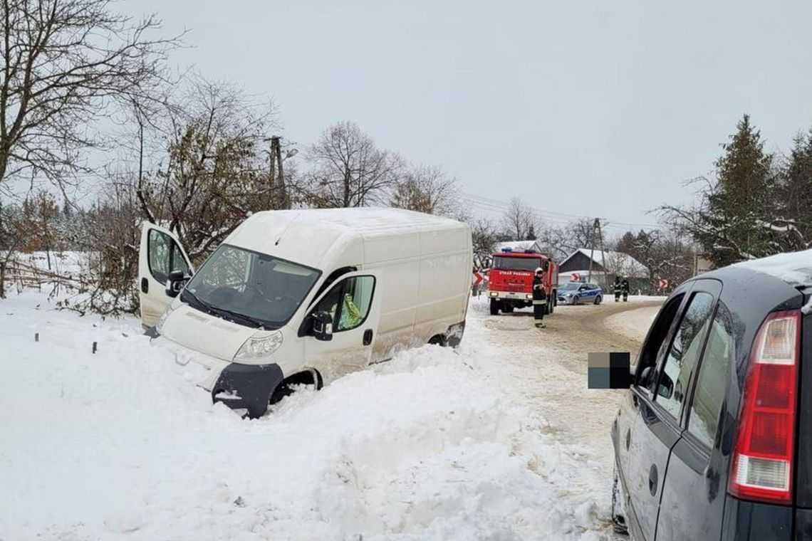 Wypadek w Łubnie. Kierowca peugeota uderzył w przepust