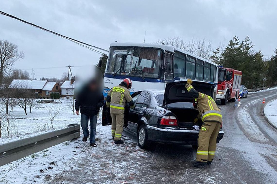Wypadek w Przeworsku. Zderzenie samochodu z autobusem