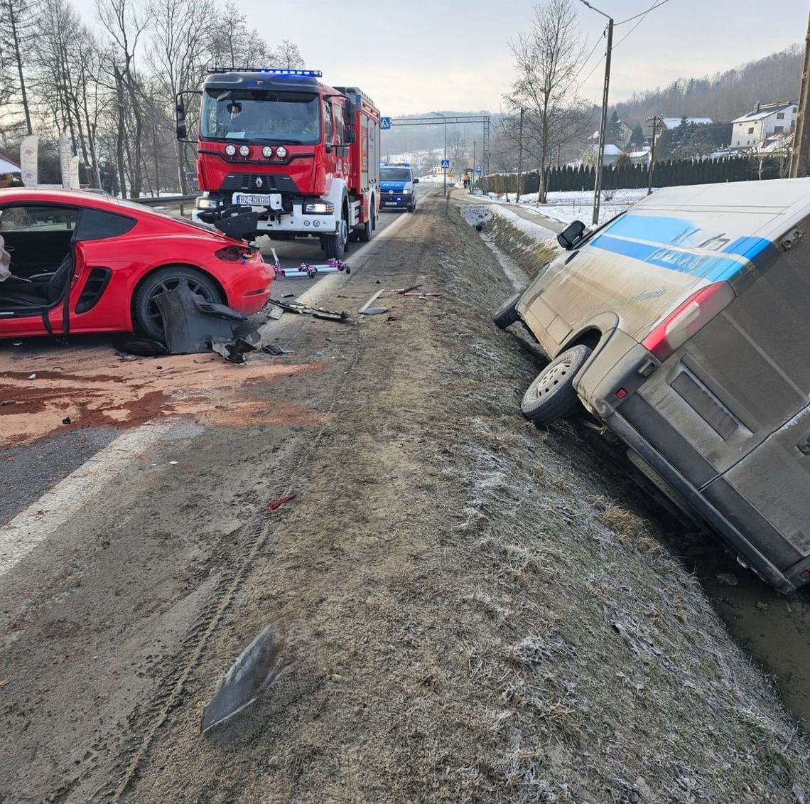 Wypadek w Wyżnem. Zderzenie trzech pojazdów, droga zablokowana