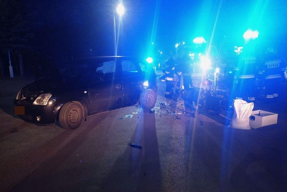 Wypadek w Zarzeczu. Kierowca motocykla wpadł w samochód jadący przeciwległym pasem, doznał obrażeń ciała.