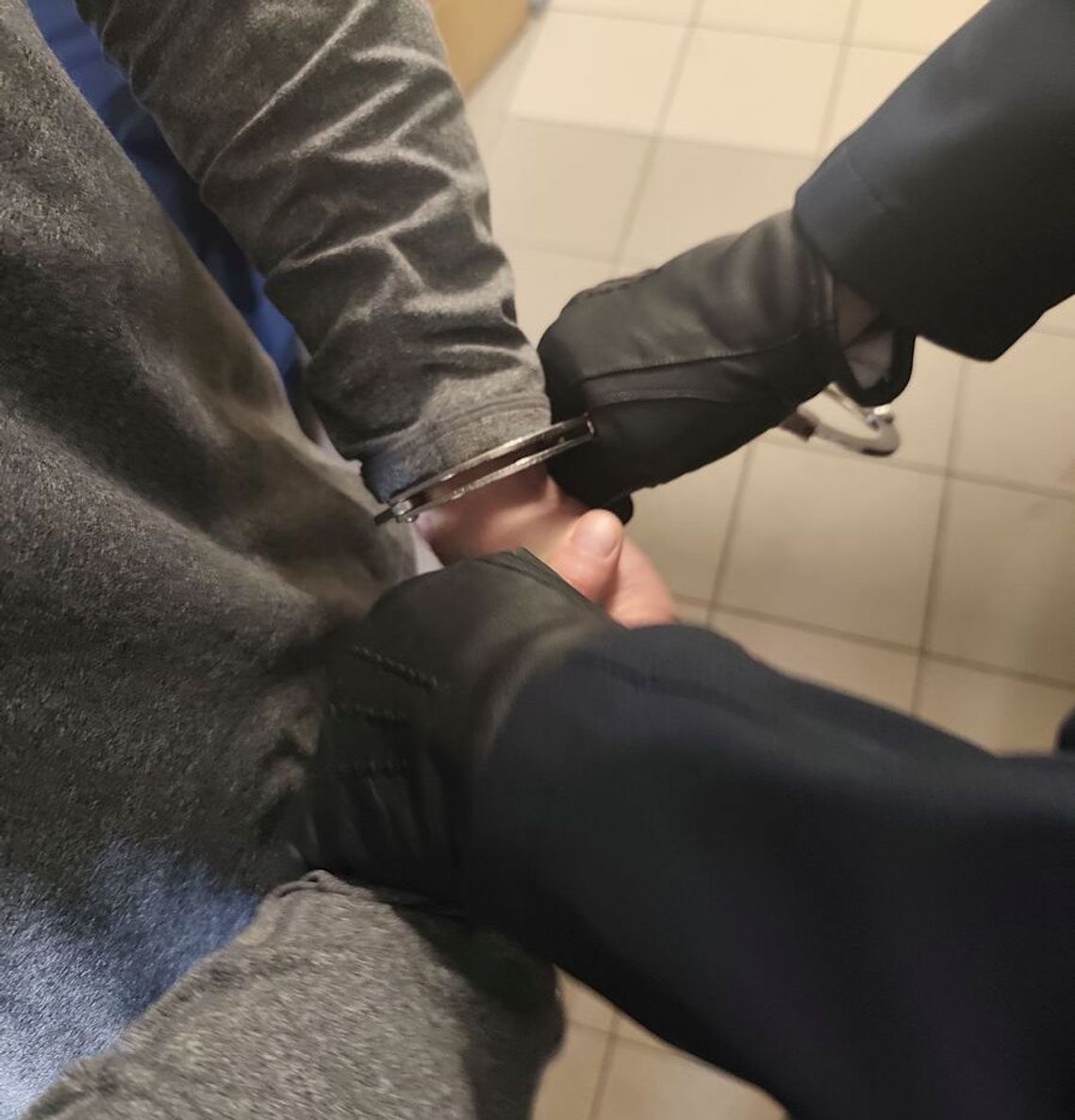 Wyrzuciła przez balkon niemal 100 tysięcy złotych! 32-letni „odbierak” w rękach rzeszowskiej policji Wyrzuciła przez balkon niemal 100 tysięcy złotych! 32-letni „odbierak” w rękach rzeszowskiej policji
