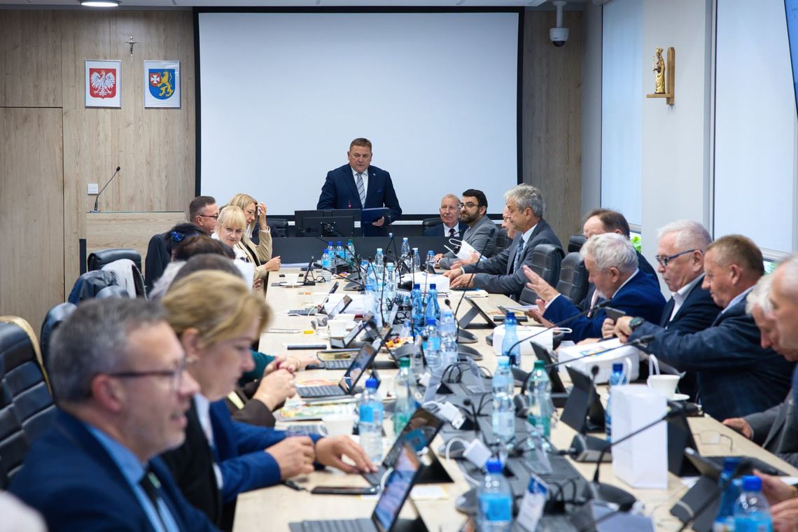 XXVIII sesja Rady Powiatu Rzeszowskiego. Szpitale o problemach z NFZ i milionowych nadwykonaniach