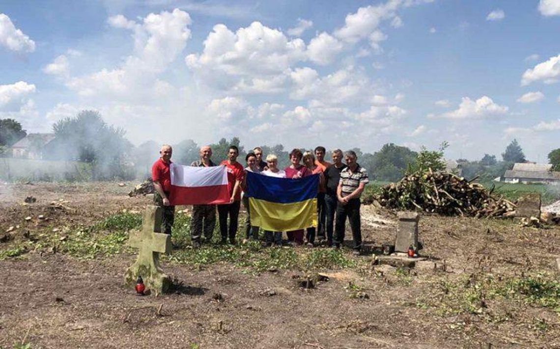 Z wdzięczności dla Polaków Ukraińcy sprzątają polskie miejsca pamięci w Ukrainie