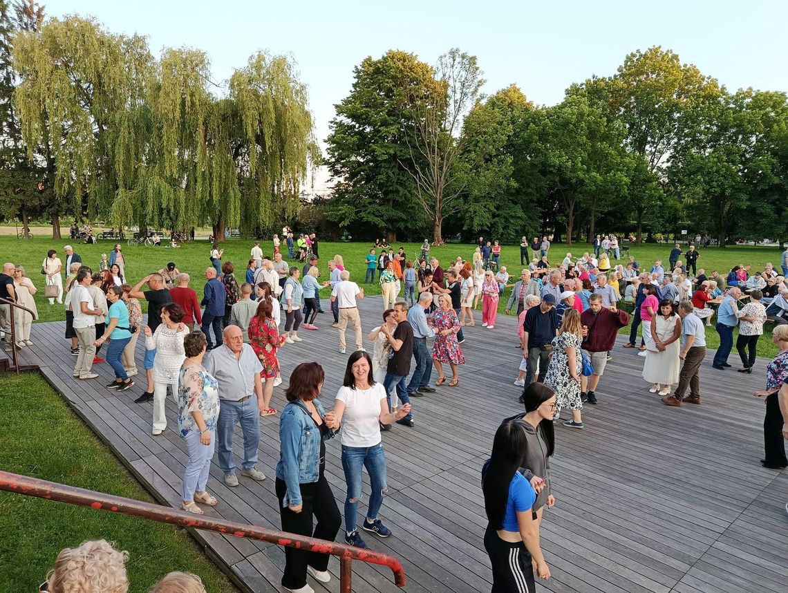 Zabawa w świetnej atmosferze. Powakacyjna potańcówka z muzyką na żywo