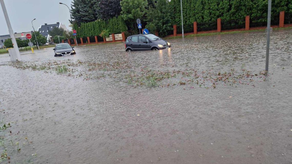 Zalane ulice i samochody pod wodą.  Superkomórka nad stolicą Podkarpacia [FOTO] [VIDEO]