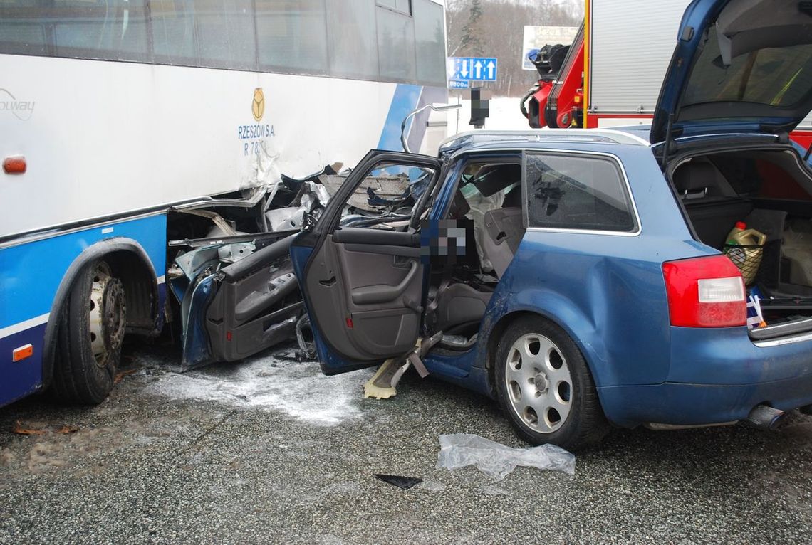 Zderzenie Audi z autobusem MKS. Dwóch poszkodowanych w stanie krytycznym