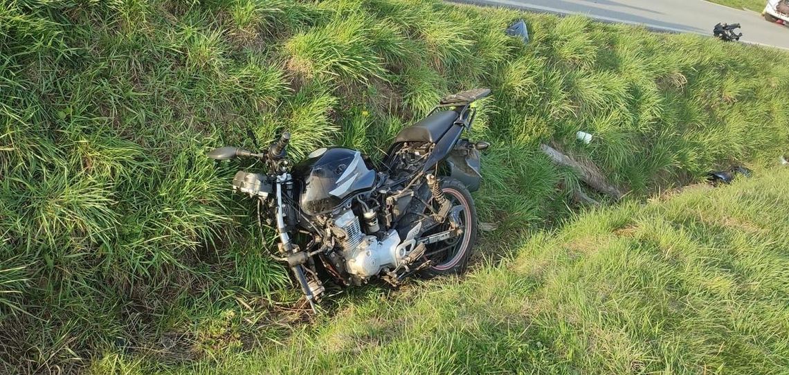 Zderzenie auta z motocyklem. 16-letni motocyklista śmigłowcem zabrany do szpitala