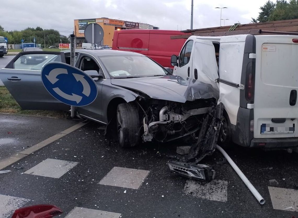Zderzenie czterech pojazdów na rondzie Rodziny Ulmów. Audi nie ustąpiło pierwszeństwa Zderzenie czterech pojazdów na rondzie Rodziny Ulmów. Audi nie ustąpiło pierwszeństwa