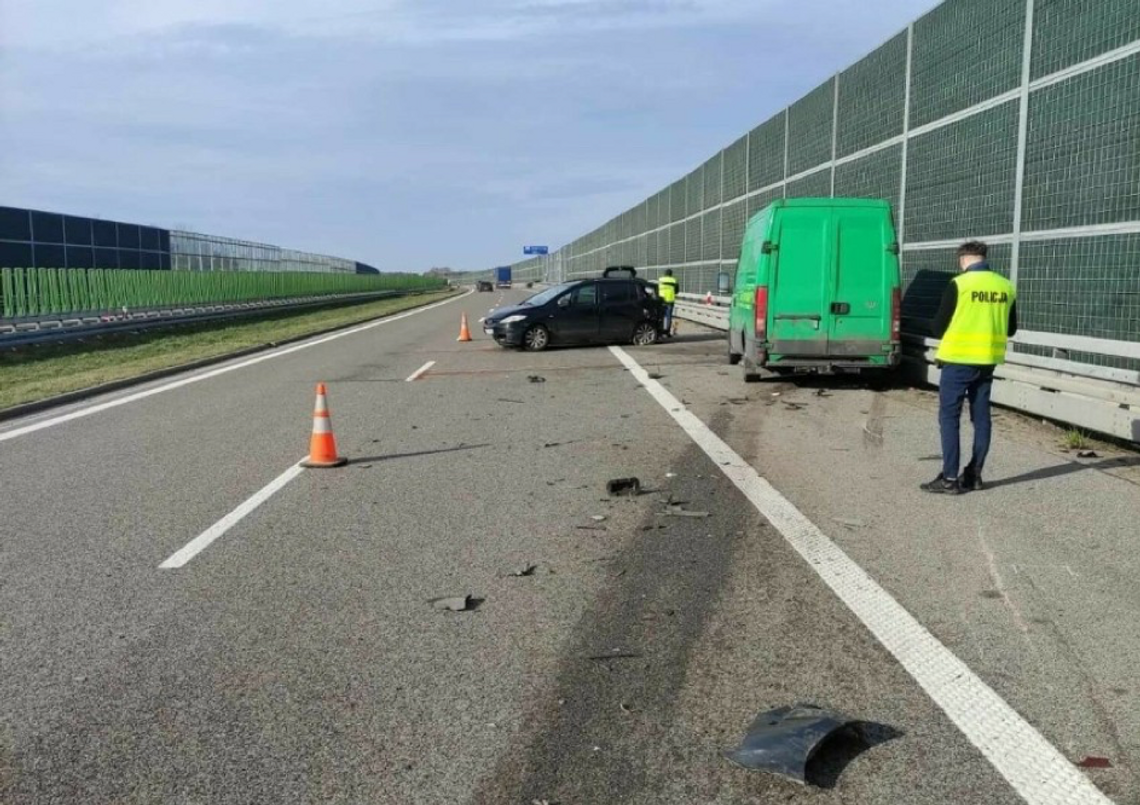 Zderzenie dwóch pojazdów na autostradzie A4. 71-latek trafił do szpitala