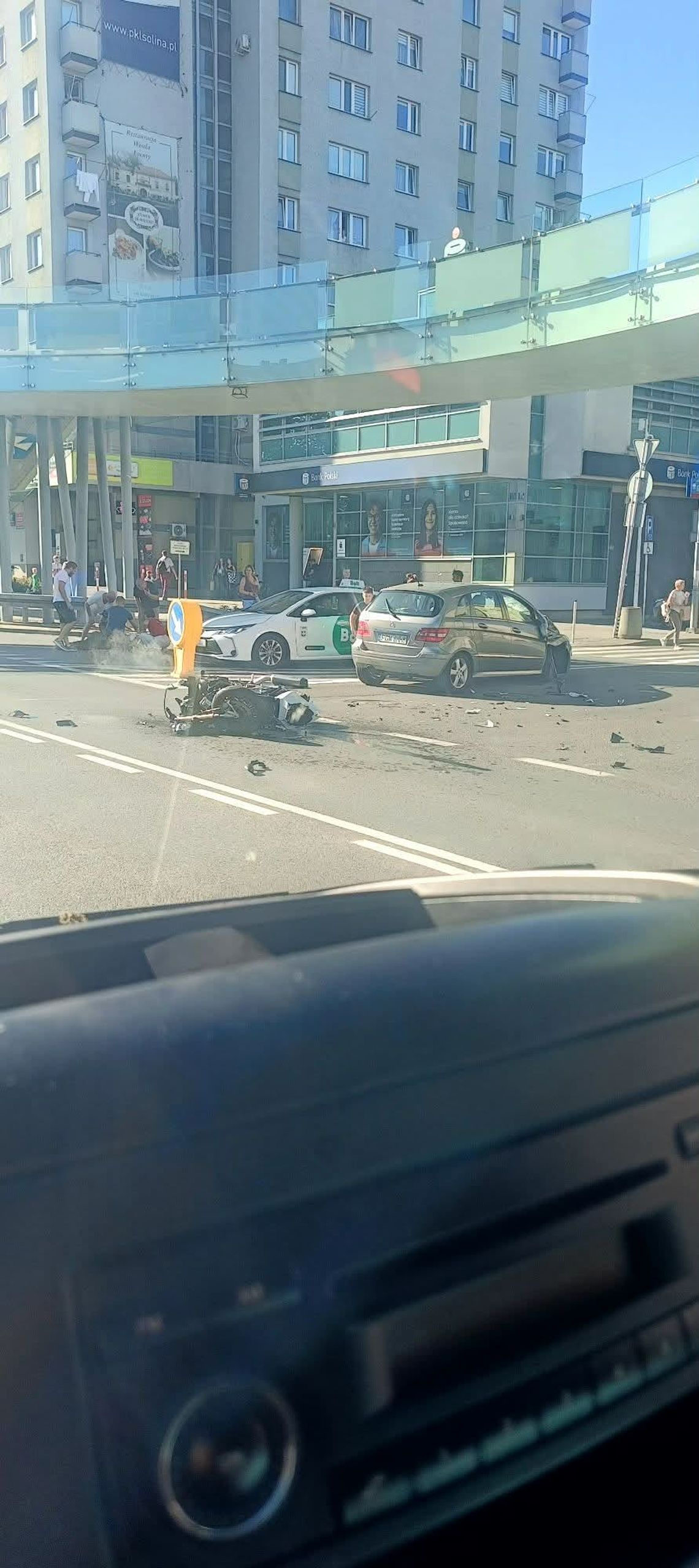 Zderzenie Mercedesa z motocyklem w centrum Rzeszowa. Dwie osoby w szpitalu Zderzenie Mercedesa z motocyklem w centrum Rzeszowa. Dwie osoby w szpitalu