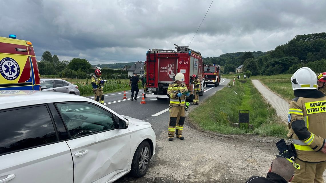 Zderzenie samochodu osobowego z motocyklem typu cross. Dwie osoby zostały poszkodowane