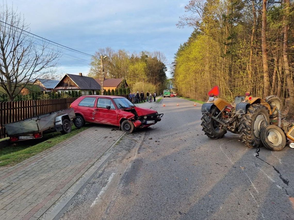 Zderzenie samochodu osobowego z traktorem. Ranna została jedna osoba