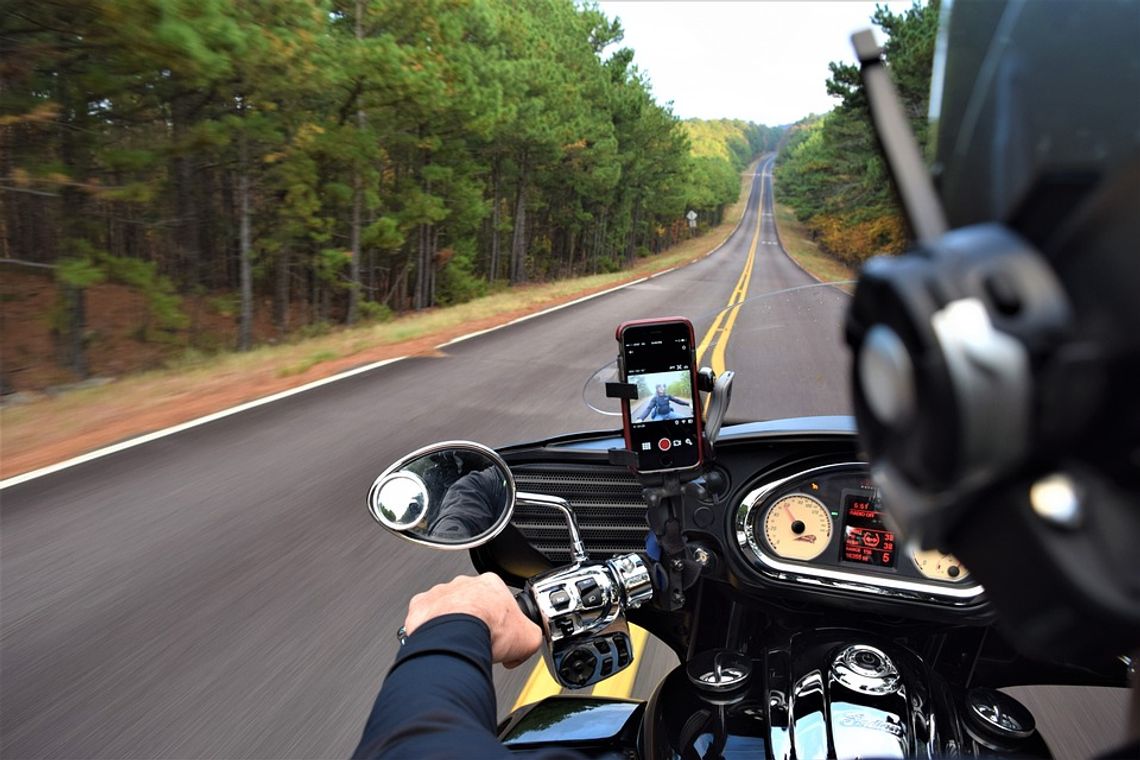 Zderzenie samochodu z motocyklem. Kierowca jednośladu trafił do szpitala