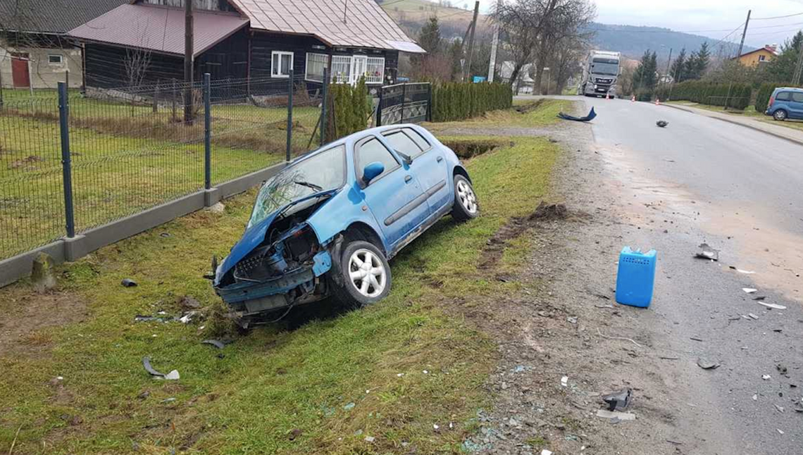 Zderzenie się osobowego Renault z samochodem dostawczym w Dydni