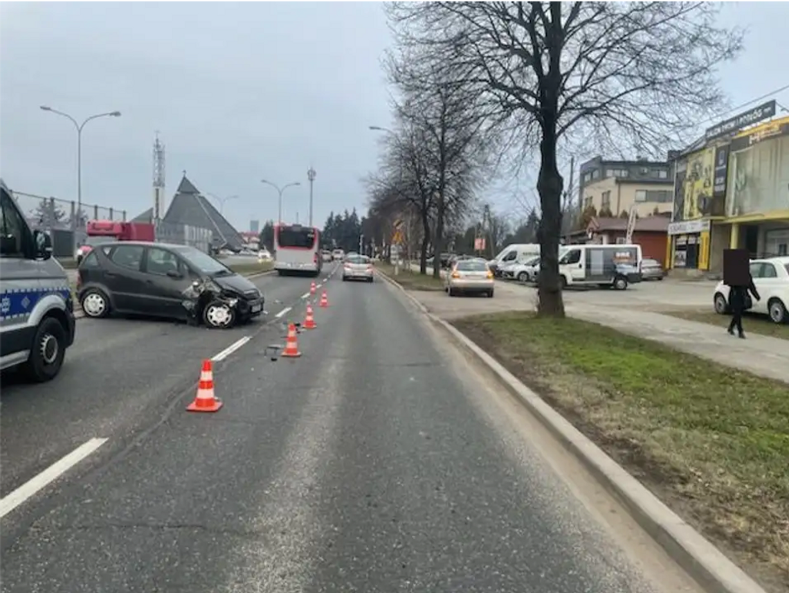 Zderzenie trzech pojazdów na ul. Lwowskiej. Wypadkowi uległy dwa samochody i autobus MPK