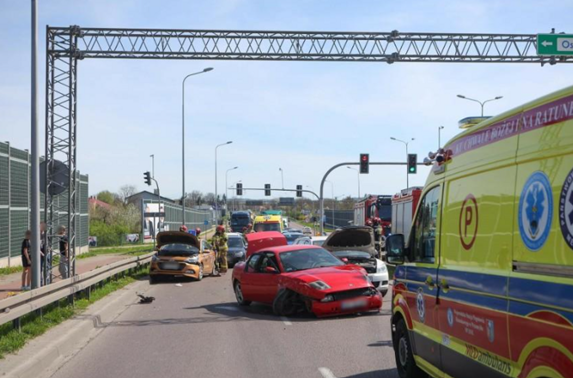 Zderzenie trzech samochodów. Dwie osoby trafiły do szpitala