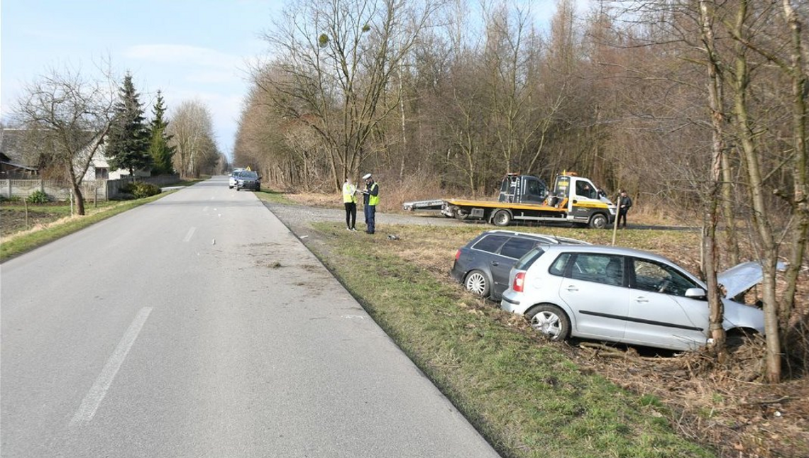 Zderzenie Volkswagena z Audi w Stalach. Dwie osoby w szpitalu