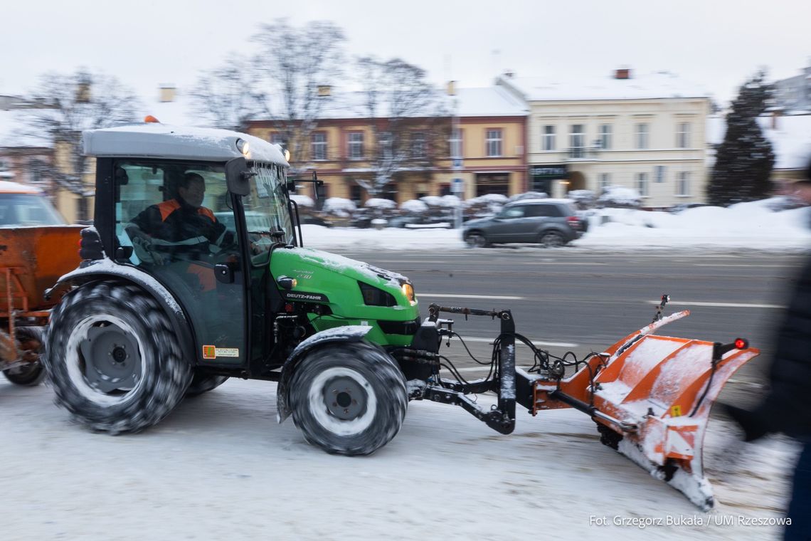 Zima nie odpuszcza w Rzeszowie. Pługi na ulicach, a nocą wielka mobilizacja służb