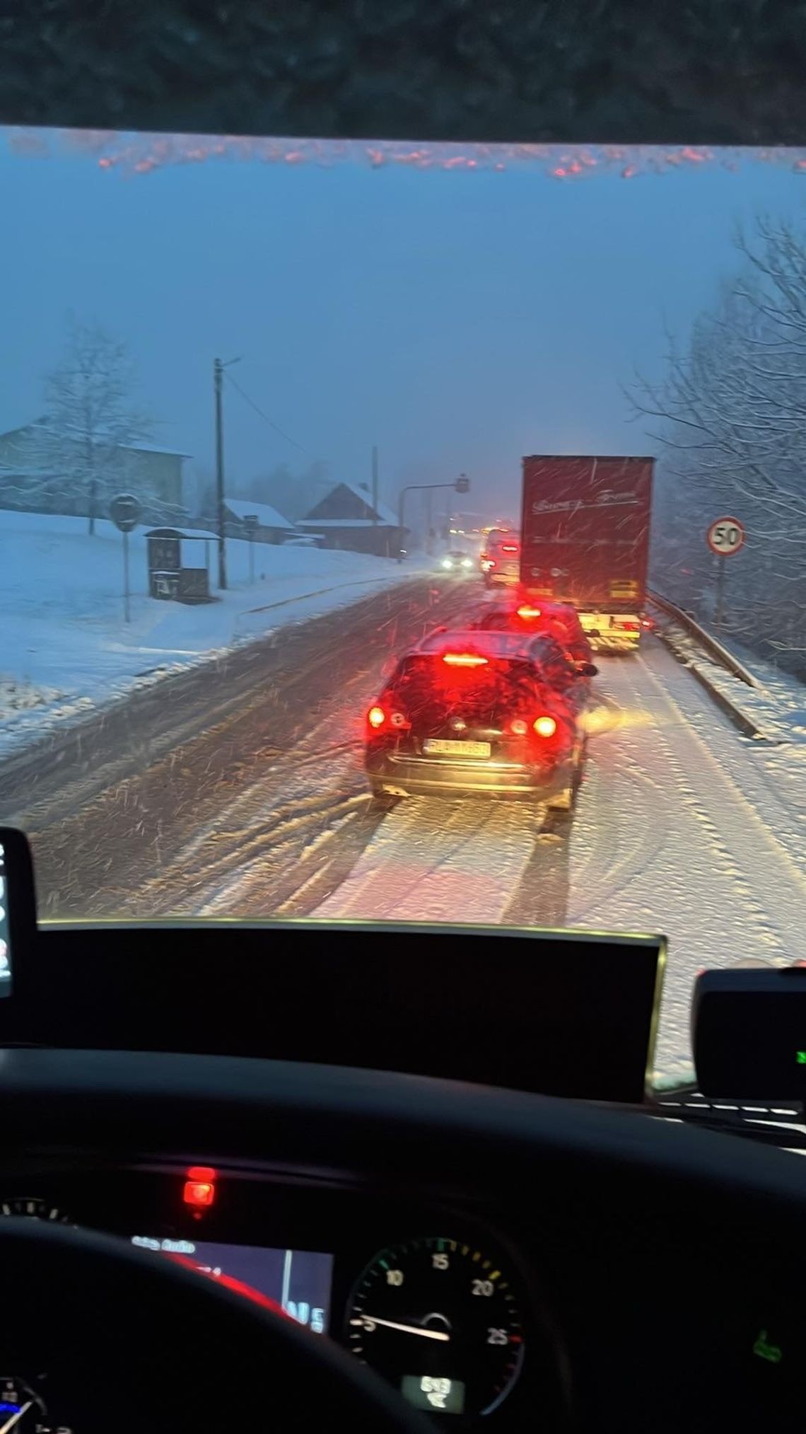 Zima zaskoczyła drogowców. Zablokowana DK19, opóźnienia w komunikacji i kolizje [ZDJĘCIA]