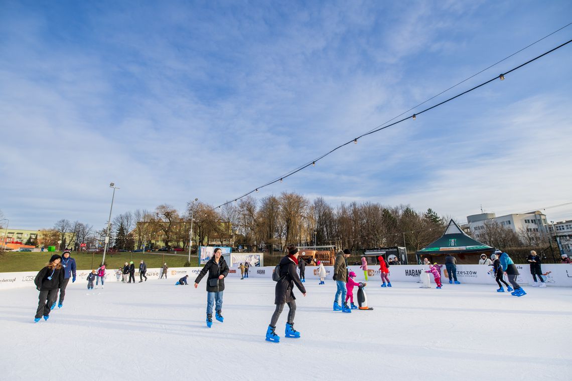 Zimowe szaleństwo rozpoczęte! Lodowisko w Parku Sybiraków już otwarte Zimowe szaleństwo rozpoczęte! Lodowisko w Parku Sybiraków już otwarte