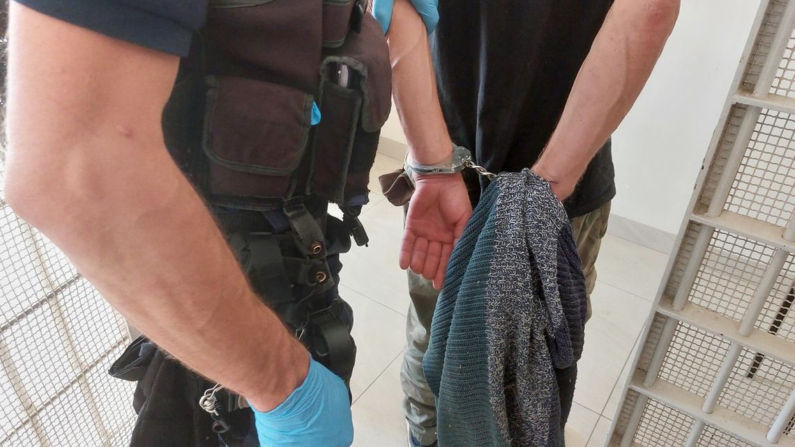 Złapany na gorącym uczynku włamywacz groził bronią. Spędzi 3 miesiące w areszcie [WIDEO]