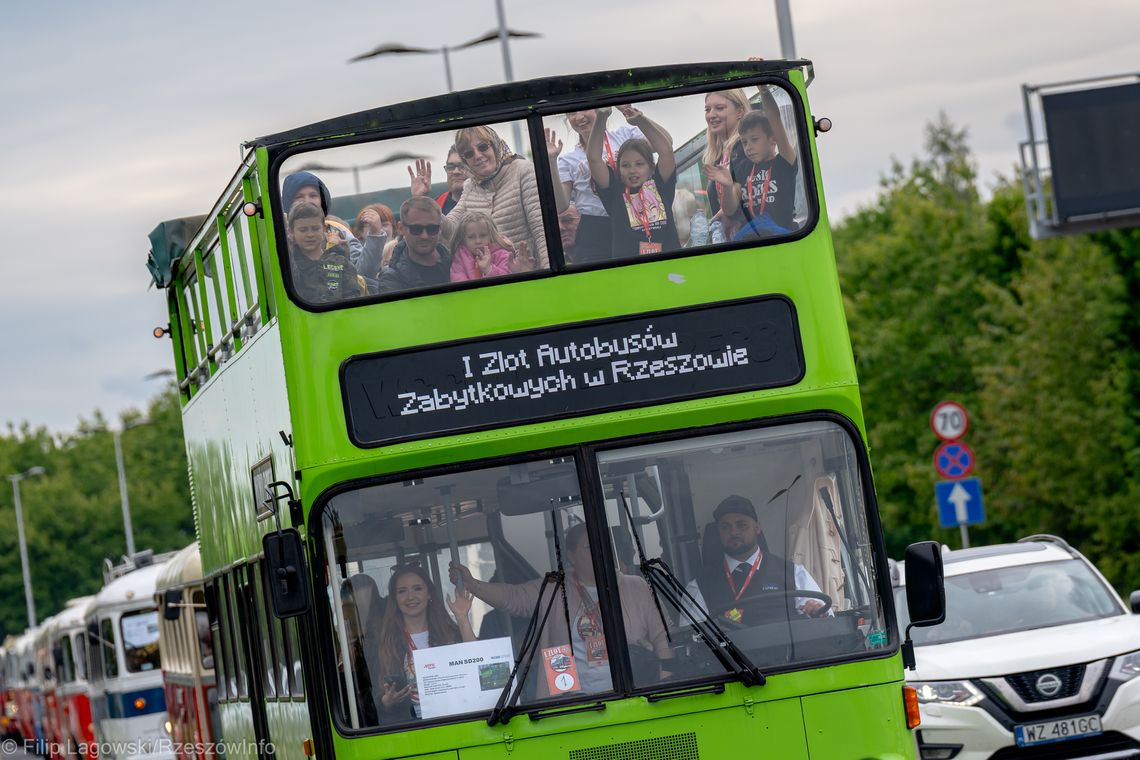 Zlot Zabytkowych Autobusów w Rzeszowie przyciągnął tłumy na zajezdnię MPK [DUŻO ZDJĘĆ!]