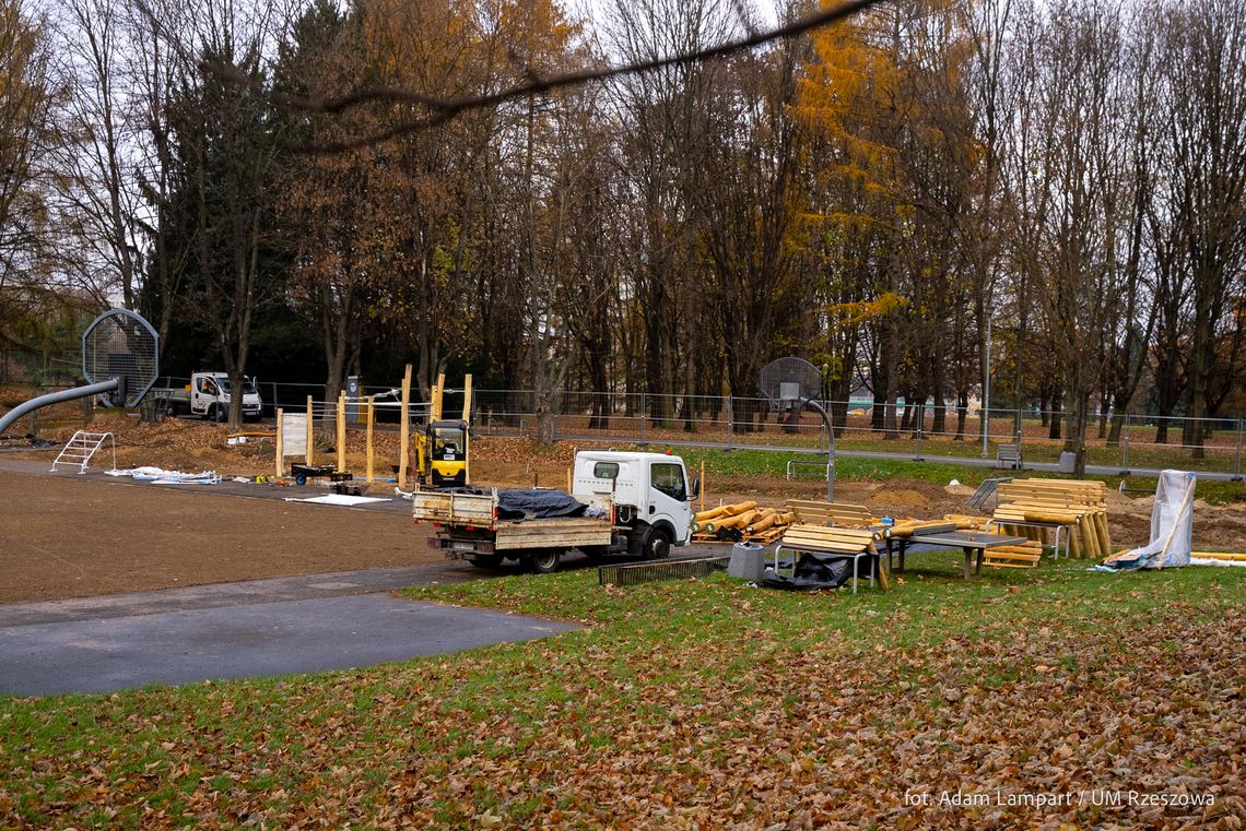 Zmiany w Parku Sybiraków [FOTO]