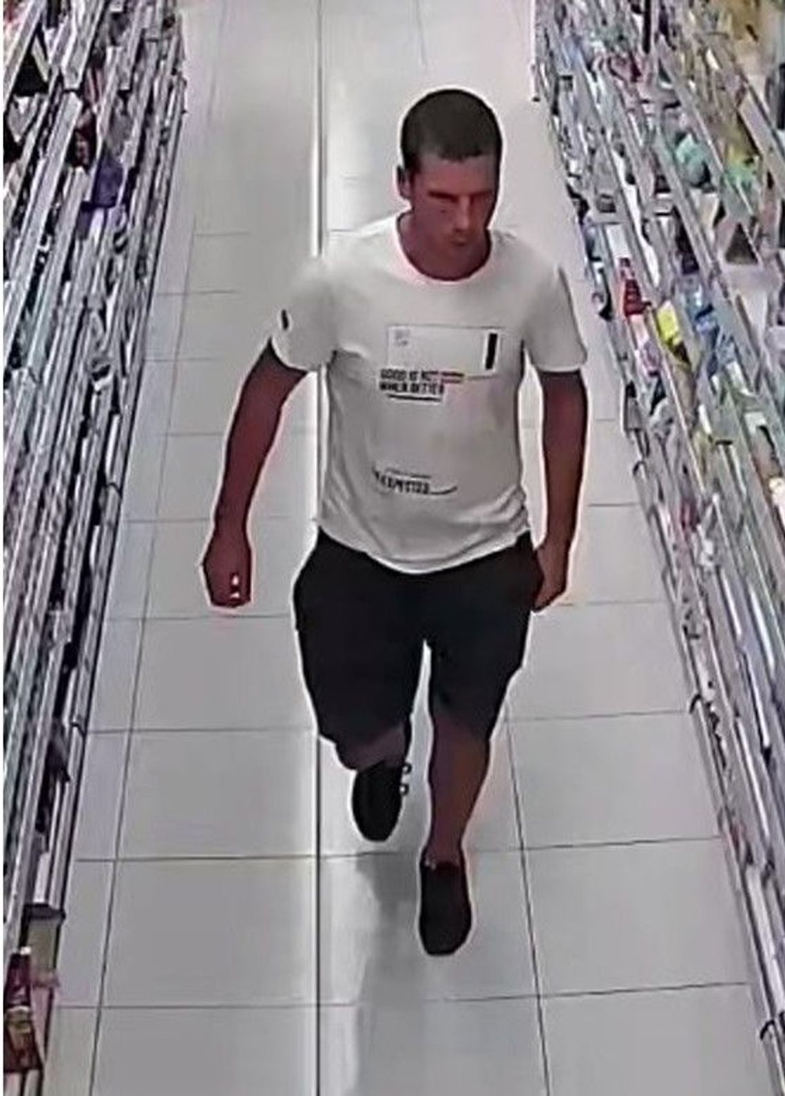 Znasz tego mężczyznę? Ukradł towar w Rossmannie na ponad 1100 zł! Znasz tego mężczyznę? Ukradł towar w Rossmannie na ponad 1100 zł!