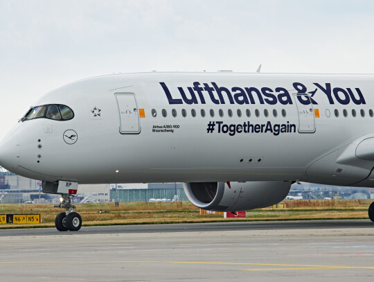 A350 D-AIXP in Sonderbeklebung "Lufthansa &amp; You Together Again" Start in FRA