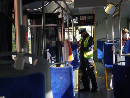 policjant kontrolujący autobus-ink