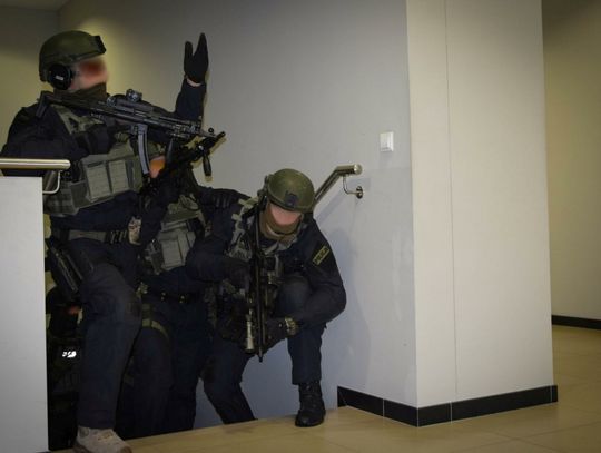 Policyjne ćwiczenia oddziału kontrterrorystów