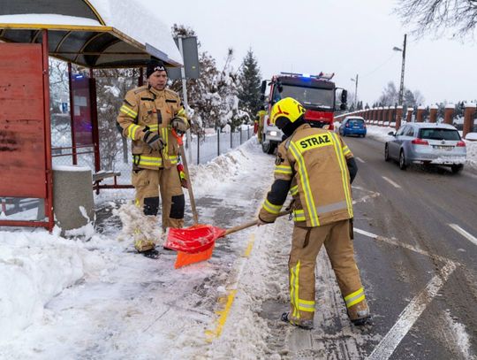 Usuwanie skutków zimy przez strażaków z OSP