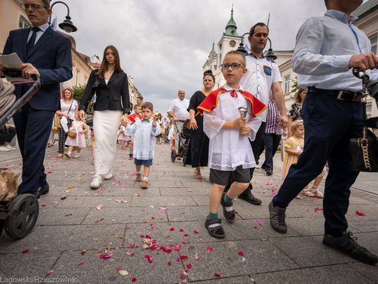 Procesja Bożego Ciała przeszła ulicami Rzeszowa [ZDJĘCIA]