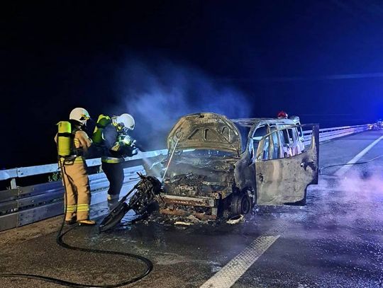 Pożar po zderzeniu samochodu dostawczego z motorowerem na A4 [ZDJĘCIA]
