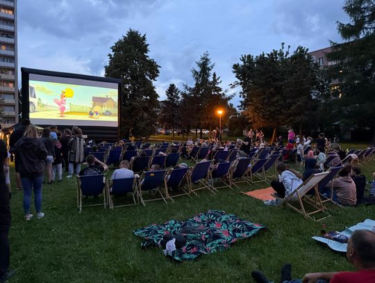 Letnie kino na osiedlu Baranówka rozpoczęło wakacje z przytupem! [FOTO]