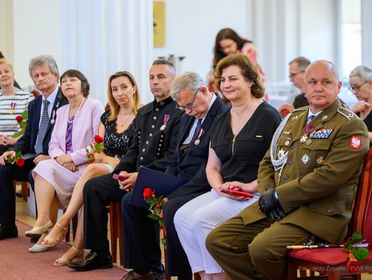 Zasłużeni dla Podkarpacia uhonorowani. Ponad 60 osób z odznaczeniami państwowymi [FOTO]