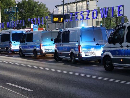 Akcja policji podczas meczu Stali Rzeszów ze Śląskiem Wrocław [ZDJĘCIA]